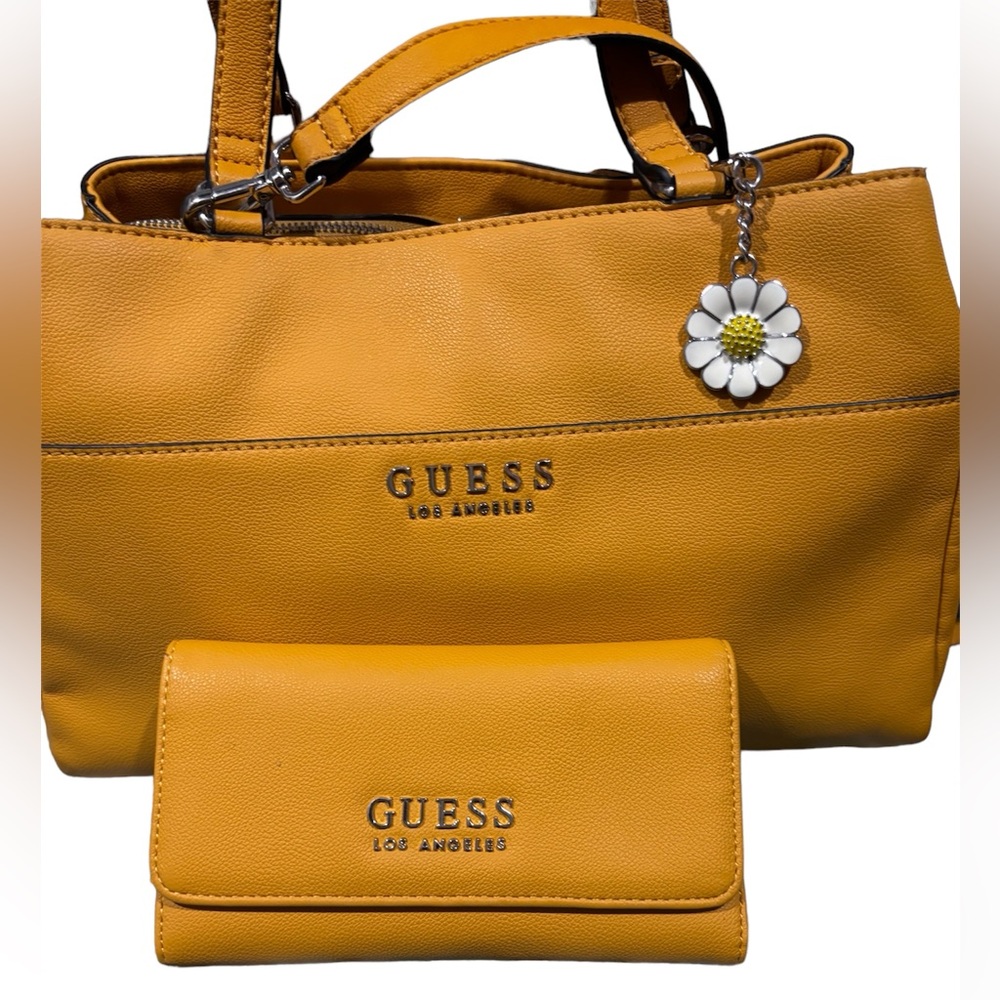 Guess Handbag And Matching Wallet With Daisy Chai… - image 1